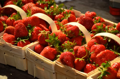 Truskawki z bazarków bezpieczniejsze niż z marketów!? Wyniki badań zaskakują!