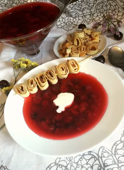 Zupa wiśniowa z makaronem naleśnikowym