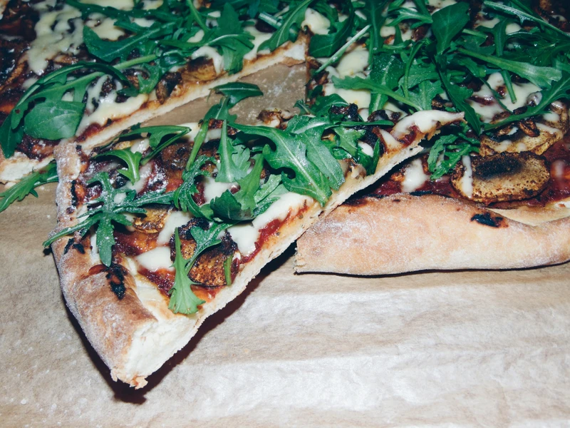 PIZZA NA WŁOSKIM CIEŚCIE Z WĘDZONYMI PIECZARKAMI I RUKOLĄ