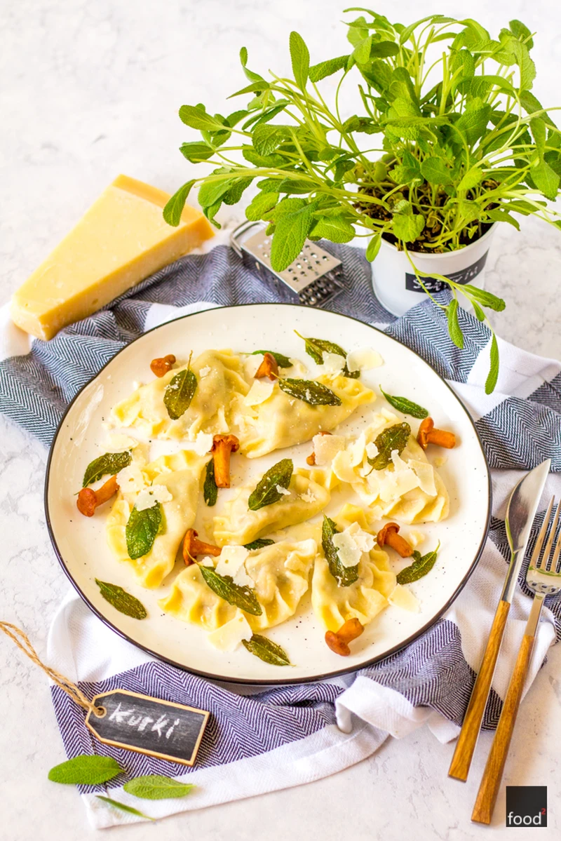 Pierogi z kurkami, serem mascarpone i chipsami z szałwii