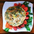 Omlet z łososiem, rukolą i suszonymi pomidorami