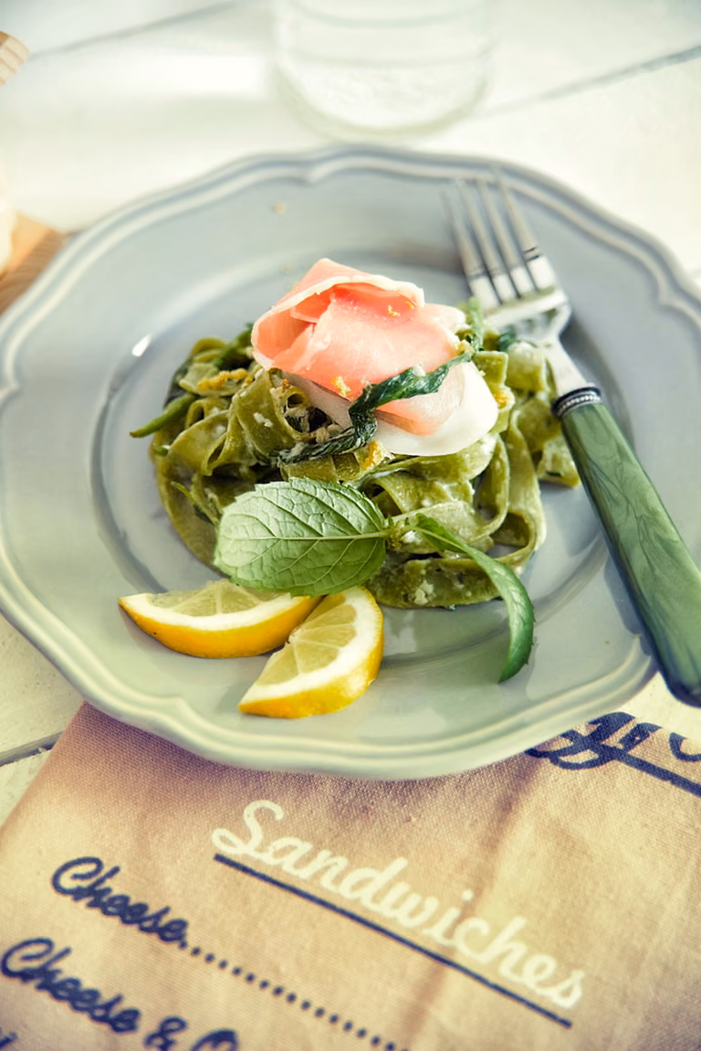 Zielone pappardelle ze szpinakiem i szynką