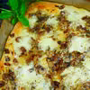 Pizza bianca z pieczarkami i mozzarellą