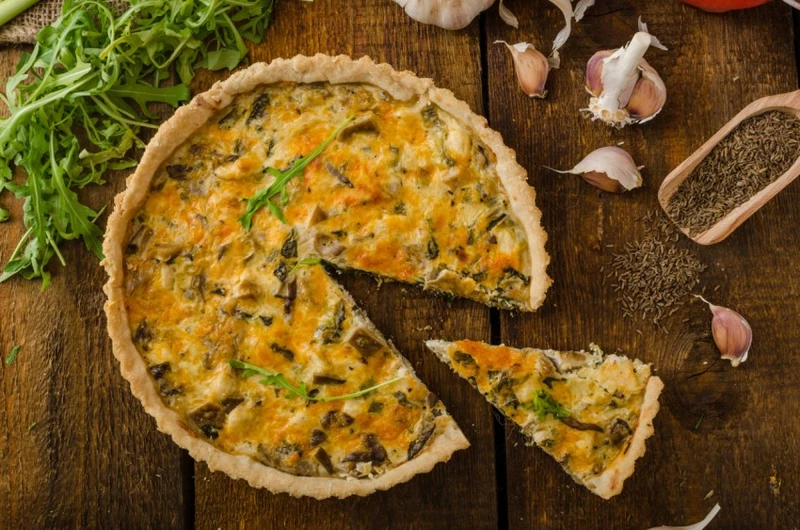 SEROWY QUICHE Z KURCZAKIEM, PIECZARKAMI I RUKOLĄ