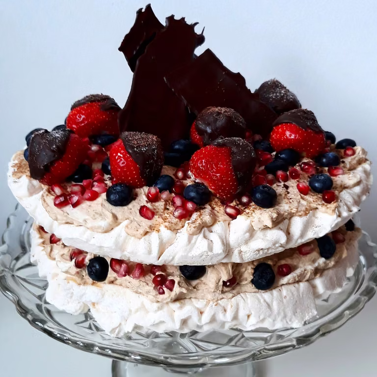 TORT BEZOWY Z KREMEM KAWOWYM, OWOCAMI I CHRUPIĄCĄ CZEKOLADĄ
