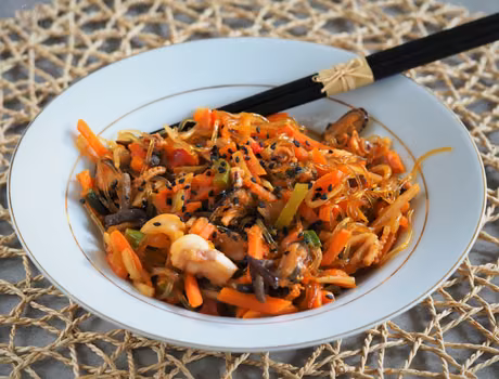 Keto makaron stir-fry - moderncavegirl.pl