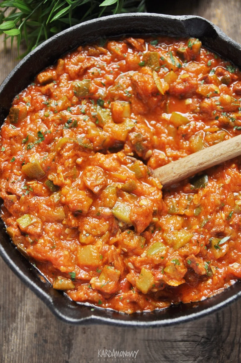 Bigos z cukinii i kiełbasy