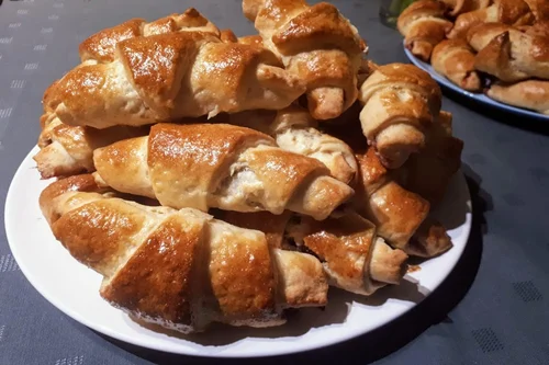 Szybki i prosty przepis na rogaliki drożdżowe z nadzieniem