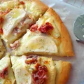 WORLD PIZZA DAY! Pizza z wędzoną szynką, serem brie i gruszką