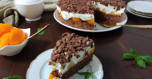 Biszkopt z brzoskwiniami i kremem mascarpone.
