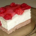 Ciasto malinowy król, z malinami, kakaowym biszkoptem, masą oraz galaretką