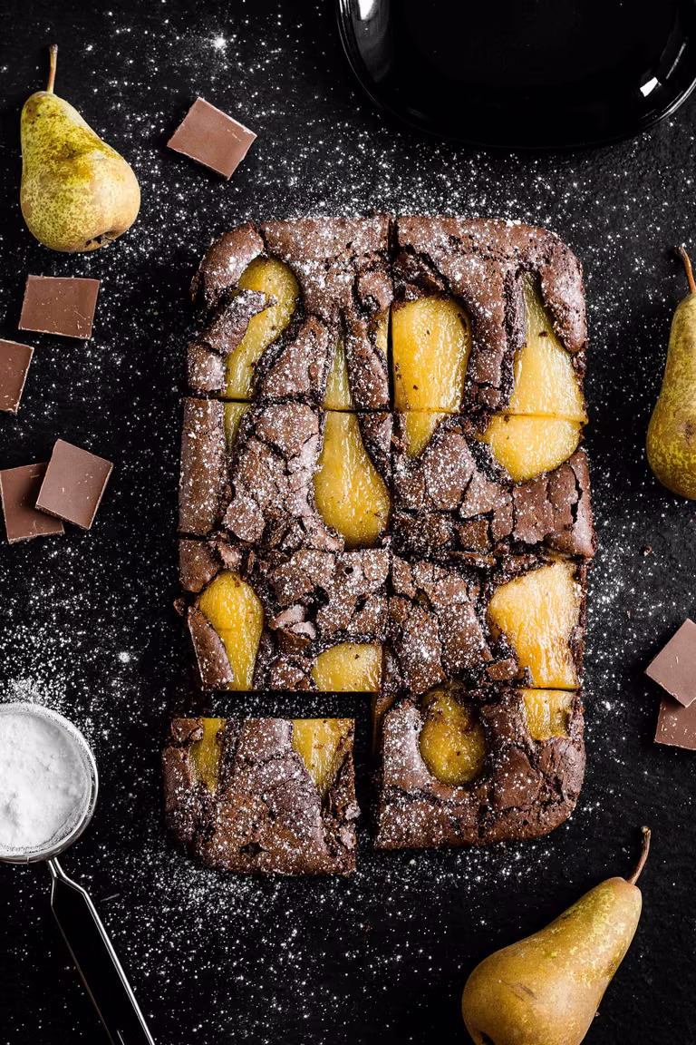 Brownie z gruszkami gotowanymi w syropie