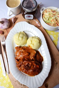 Schab duszony w sosie z suszonymi pomidorami