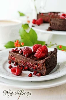 Tarta czekoladowa z malinami