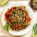 Makaron chow mein z kurczakiem i warzywami