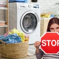 Nie rób tego po praniu! Ten nawyk może zaszkodzić Twojej pralce!