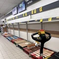 Wrocławianie szykują się na falę powodziową! Kluczowy towar znika z półek sklepowych!