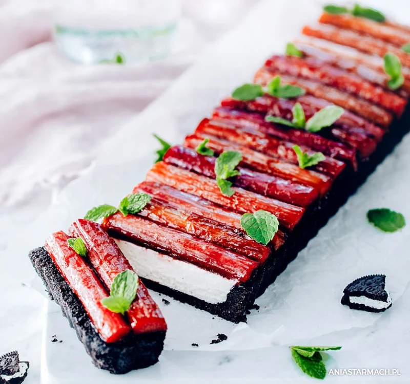Tarta bez pieczenia z rabarbarem