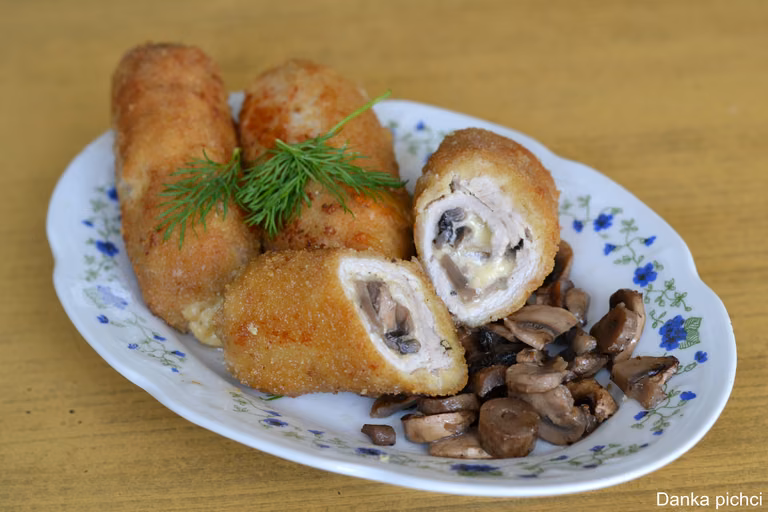 Czosnkowe roladki z serem i pieczarkami