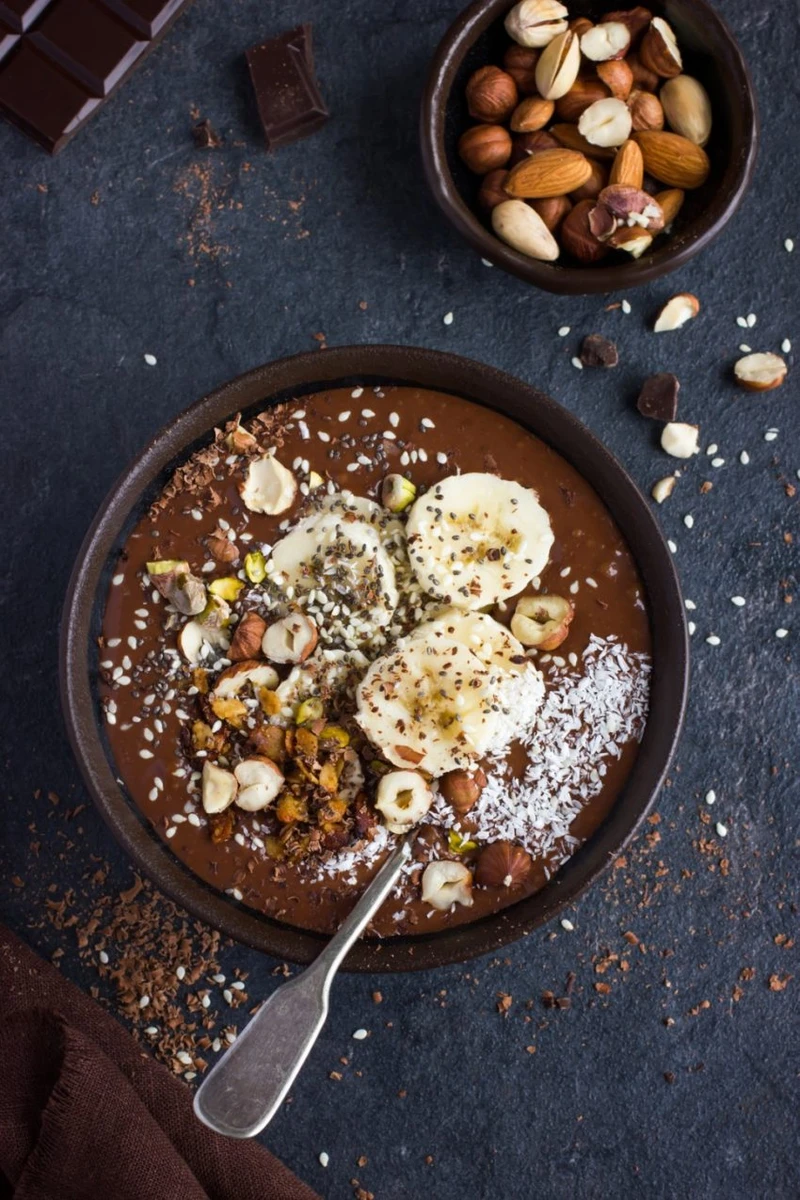 Czekoladowo-bananowe smoothie bowl