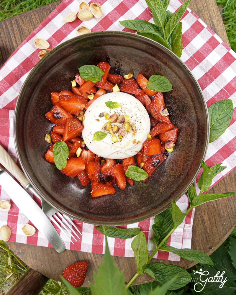Burrata z truskawkami i pistacjami