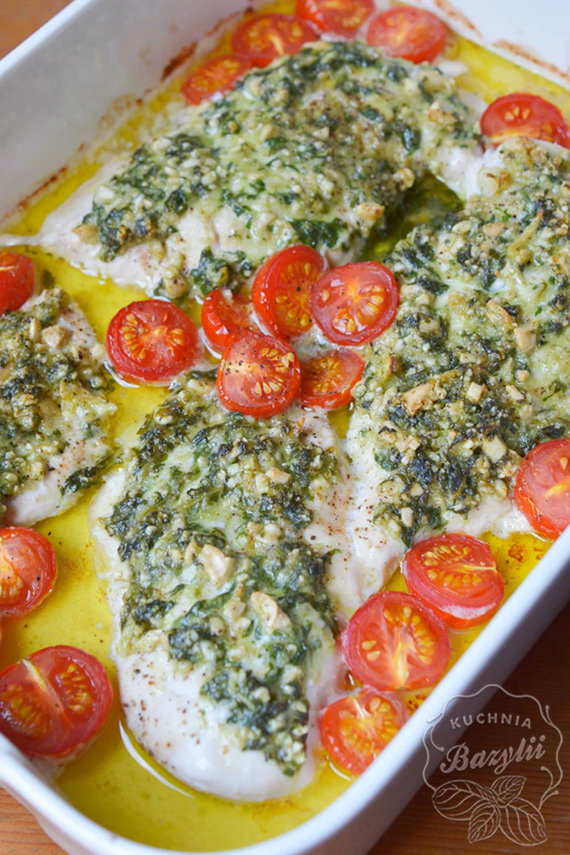 Pierś kurczaka zapiekana z pesto i pomidorkami