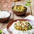 CURRY Z SOCZEWICY, SZPINAKU I MASŁA ORZECHOWEGO