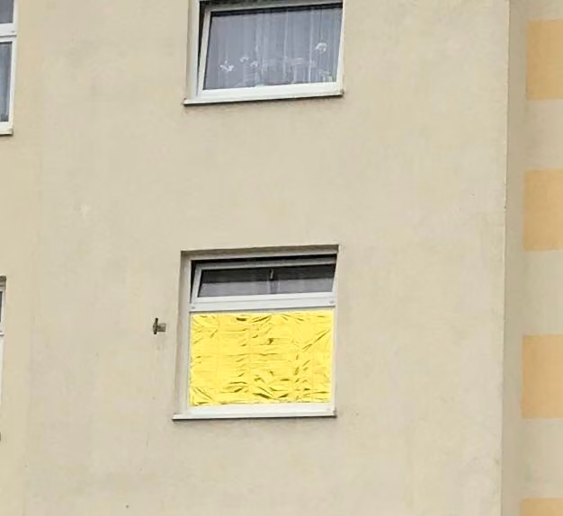 Zdjęcie Coraz więcej osób okleja okna folią aluminiową! Szokująco skuteczny trik na UPAŁY! #1