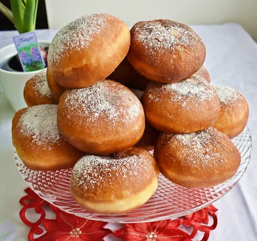 Tradycyjne pączki z marmoladą