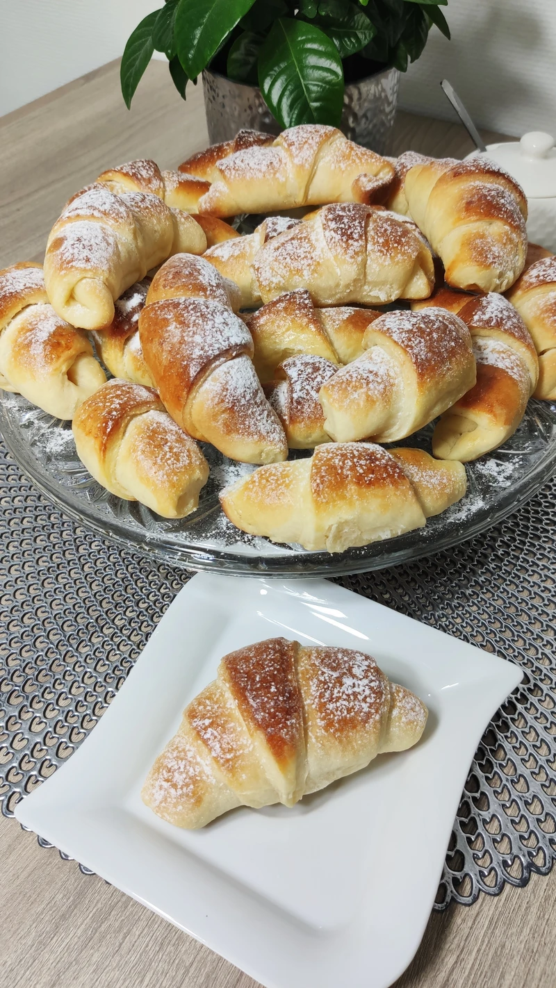 Drożdżowe rogaliki z jabłkami