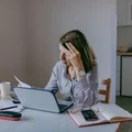 Tak reaguje ciało kobiety na stres emocjonalny! Na liście są nawet problemy skórne