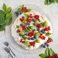 Beza Pavlova z kremem bazyliowym