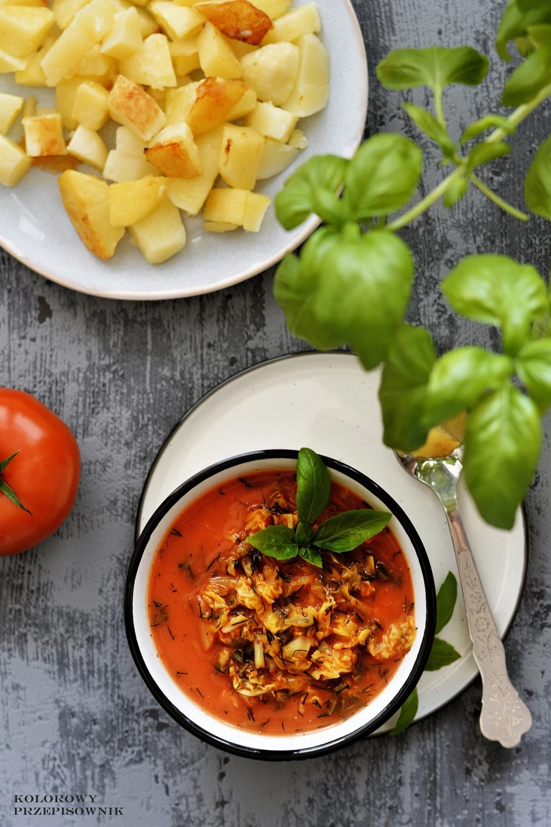 Zupa z kapusty włoskiej w pomidorach (szybka, lekka)