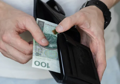 Rząd wycofuje się z rewolucji w pensji minimalnej! Wiele osób nie otrzyma obiecanych podwyżek