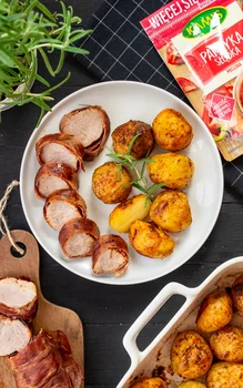 Polędwiczki w szynce parmeńskiej i pieczone ziemniaczki (4 składniki)