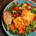 Lekka sałatka z grillowanym halloumi