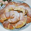 Drożdżowe rogaliki z rabarbarem