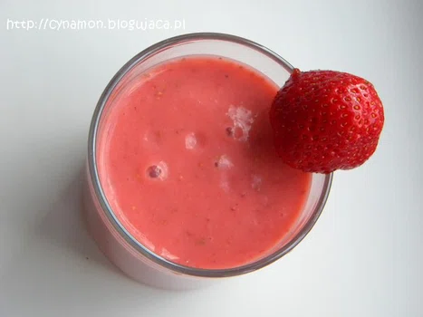 Koktajl bardzo truskawkowy