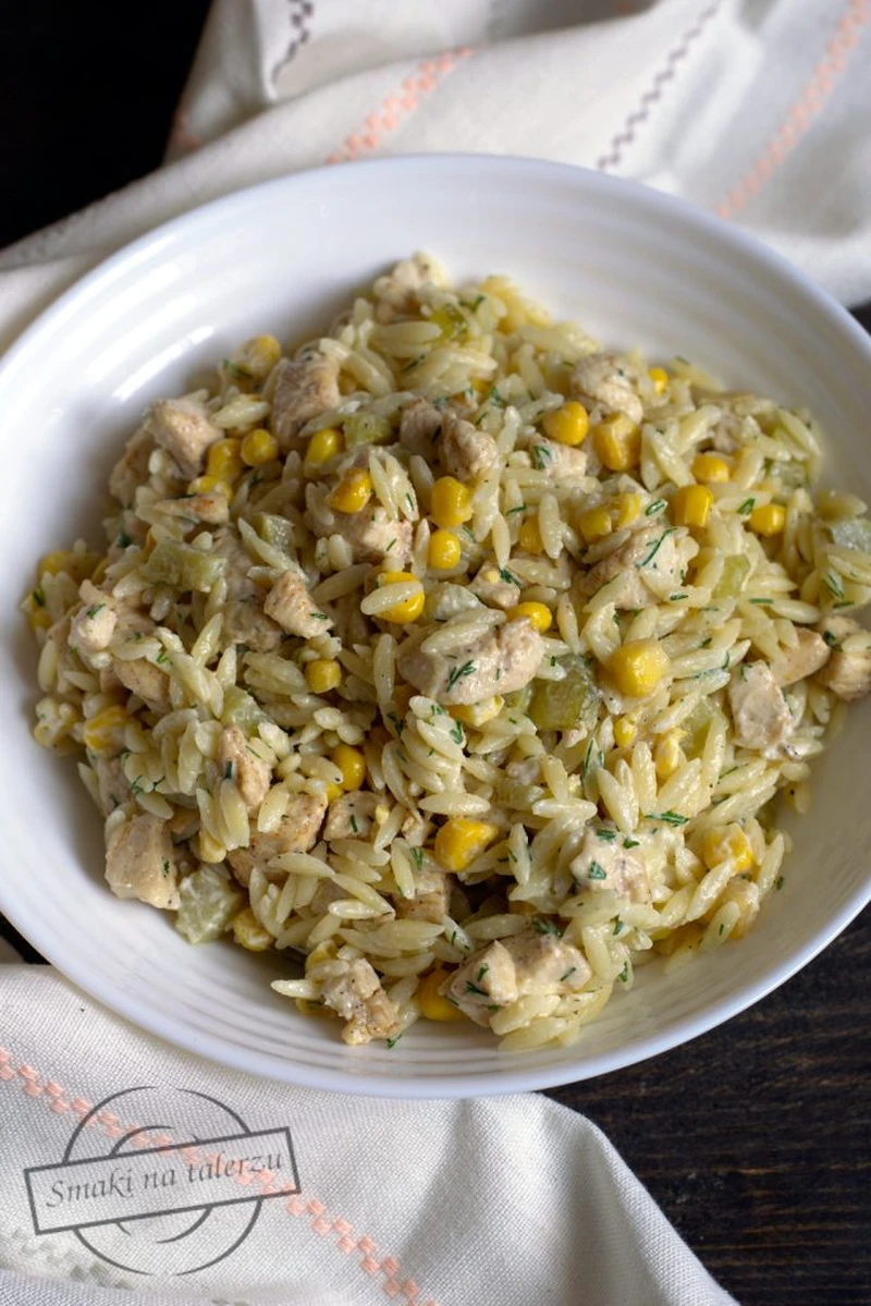 Sałatka z makaronem orzo i kurczakiem