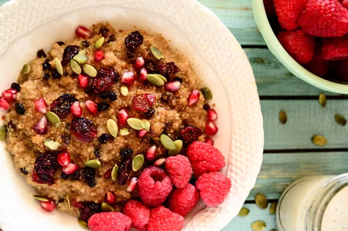 quinoa z malinami na ciepło