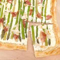 Wytrawna tarta ze szparagami i prosciutto