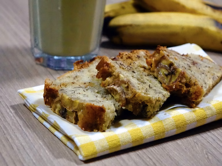 Chleb bananowy z orzechami laskowymi