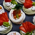 Gniazdka bezowe z herbatą matcha i owocami