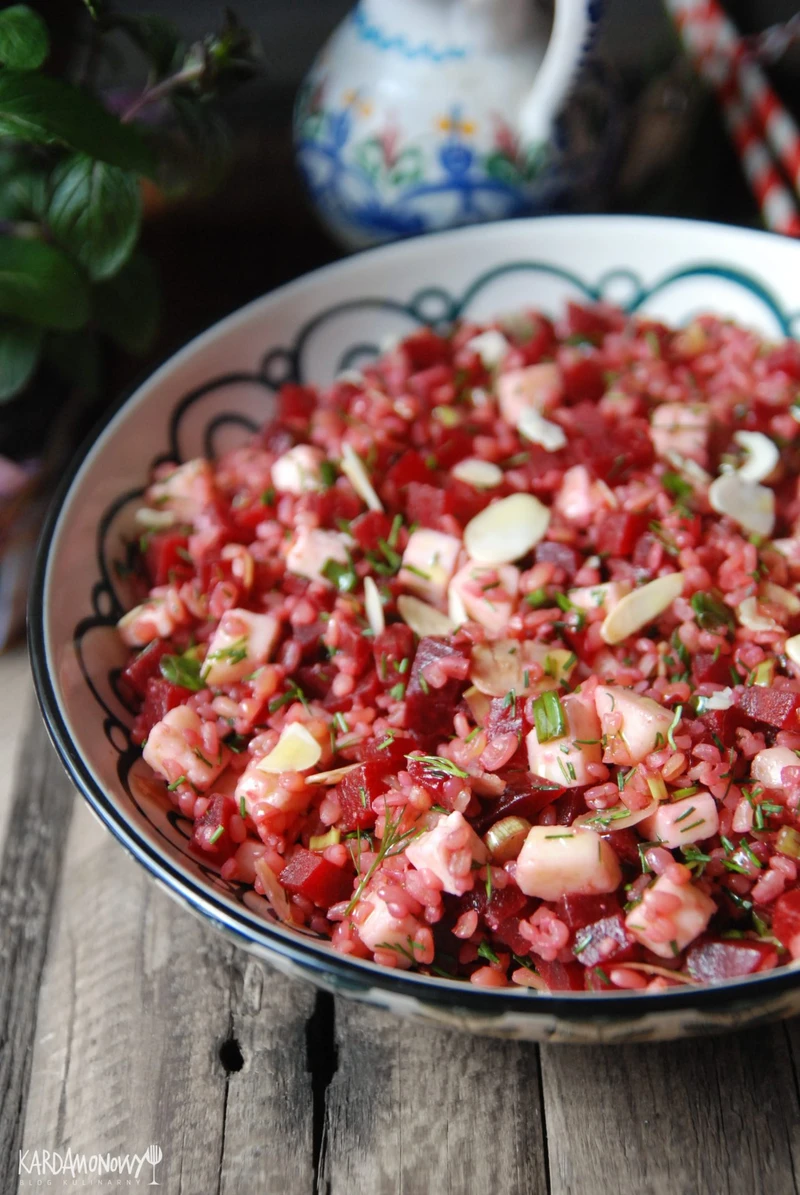 Kasza bulgur z pieczonymi burakami i serem korycińskim