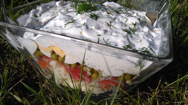 Sałatka warstwowa z kalafiorem