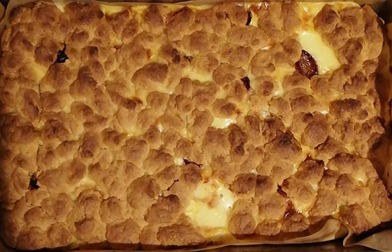 Budyniowiec na kruchym cieście ze śliwkami