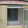 Porzuciła dwulatkę w oknie życia, a teraz chce ją odzyskać. Czy dziecko powinno wrócić do matki?