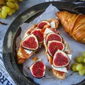 Croissant z szynką, serem i figami