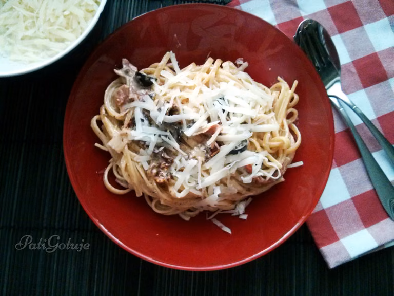 Spaghetti z suszonymi pomidorami, szynką parmeńską i oliwkami