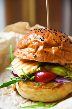 Wegetariańskie burgery z halloumi i awokado FIT